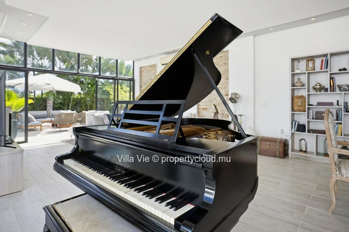 Calodyne - Elegant 4 en-suite bedroom home with swimming pool and garden