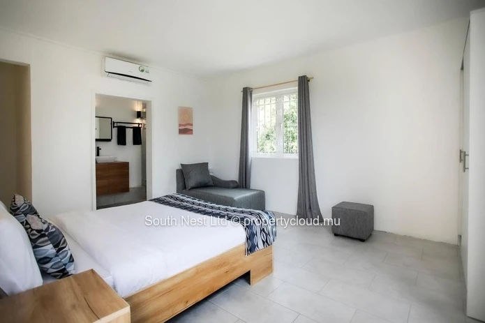 Contemporary 2-Bedroom West Coast Apartment with Panoramic Mountain Views