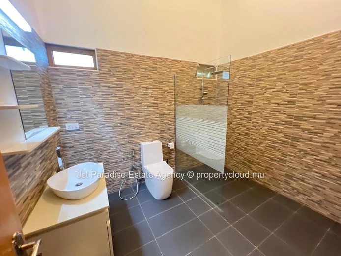 Villa à vendre à Tamarin, surface habitable 434m², terrain 1.802m², 3 chambres, piscine privée, vue montagne, proche ...