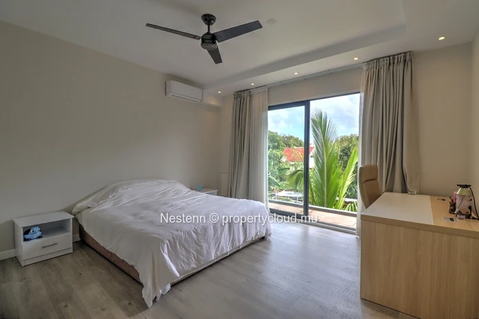 4-bedroom house  with secure garage and mountain view