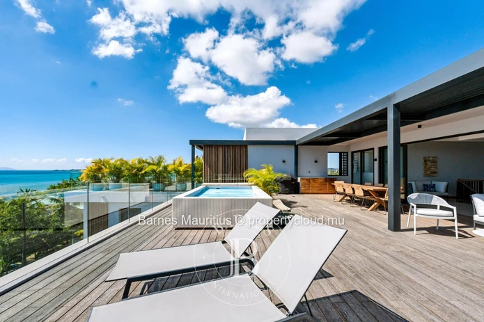 POINTE AUX CANONNIERS - sea view penthouse with 3 bedrooms