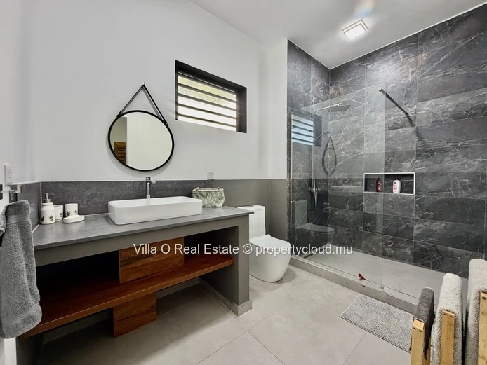 In a private neighborhood, close to the sea, this villa with modern architecture is bright and spacious. It offers in...