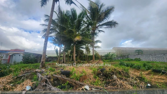 Discover this plot of land in Mont Ida 363.5 m² close to bus stop and shops perfect for your future project.