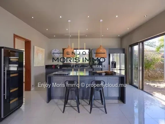 Villa contemporaine 4 chambres + bureau– Grand Baie | 330 m² | Piscine privée | Villa meublée