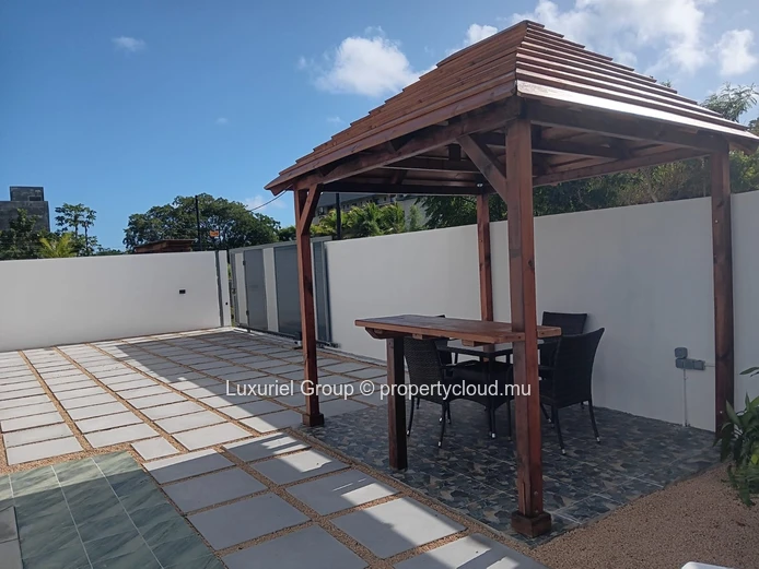 Élégante Villa Neuve avec Rooftop Aménagé et Piscine
