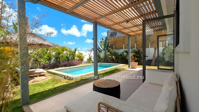 Séduisante maison au look sophistiqué, grâce aux matériaux noble et finitions haut de gamme. La piscine au sel est su...