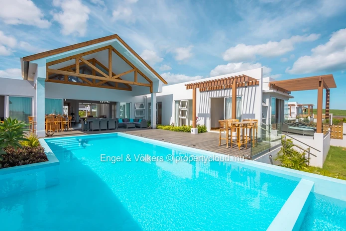 Marvellous 4-Bedroom Villa Near the Sea