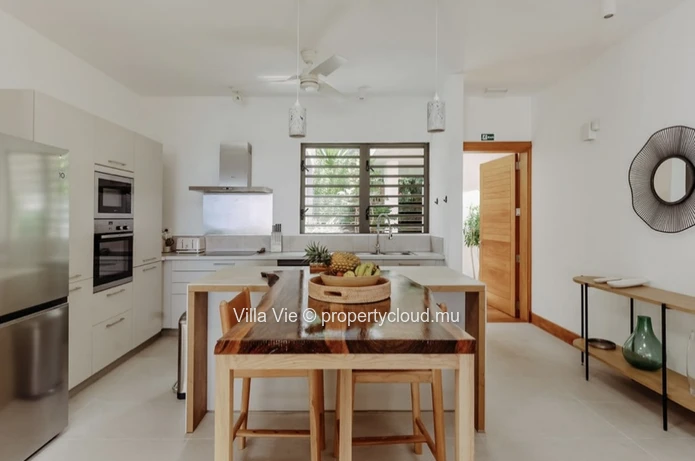 Cap Malheureux - Superb contemporary 3 bedroom villa on the beachfront