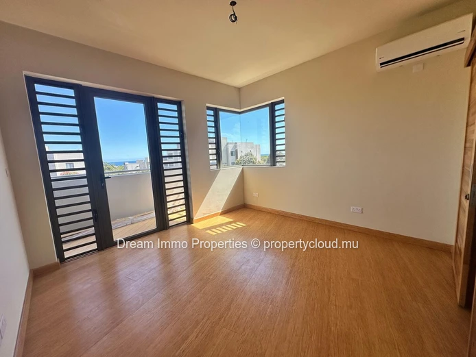 Superbe penthouse de 3 chambres avec toit-terrasse privé, vue mer & montagnes à Flic en Flac - Ile Maurice