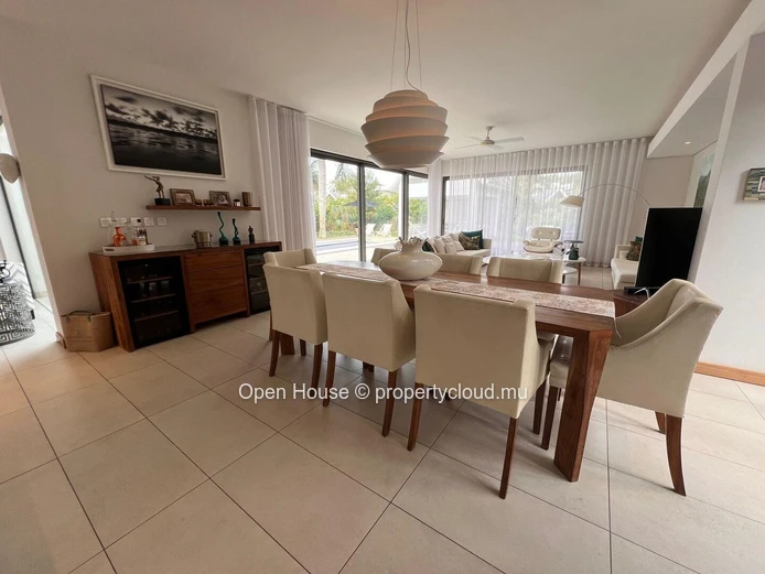 Villa de 485m2 au coeur du domaine de Mon Choisy, Golf, piscine, salle de sport, centre équestre, accès à la plage. 4...