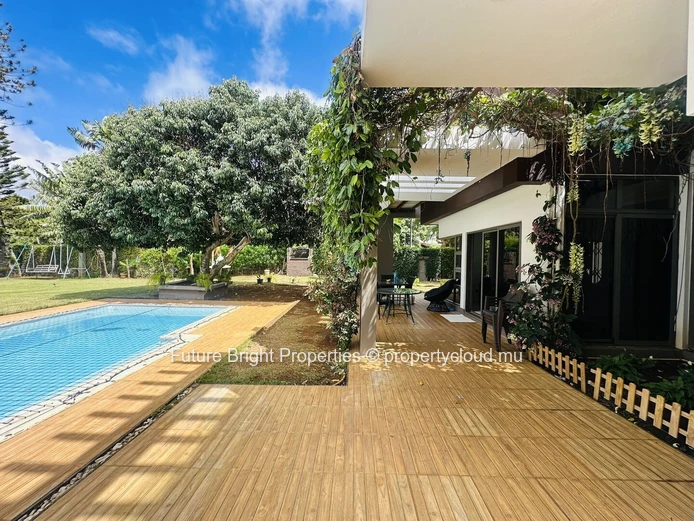 À vendre : Une œuvre contemporaine avec un terrain expansif et un cadre de vie de luxe.