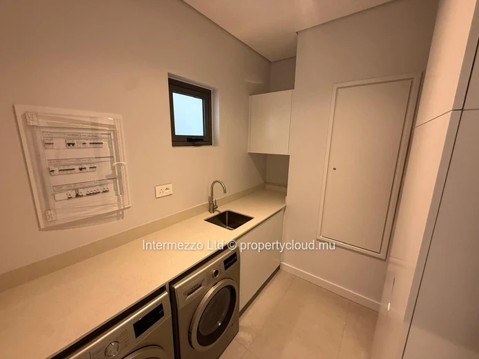 Brand-New 3-Bedroom Apartment for Rent in Pereybere – Walk to Beach
