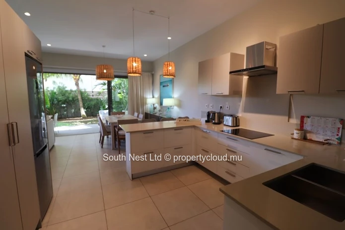 Modern 3-bed apartment with garden and private access to the beach of Pointe d'Esny.  