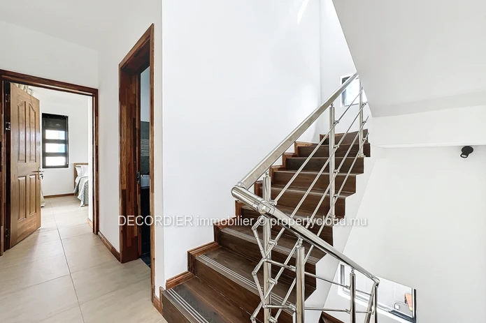 Belle maison sur deux niveaux avec une piscine
