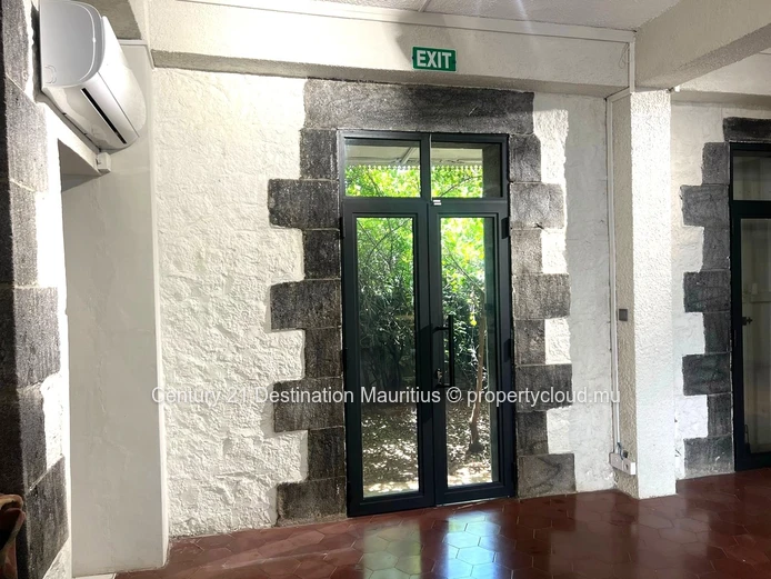 Bâtiment Commercial, Bureaux Ou Résidentiel Sur Un Grand Terrain