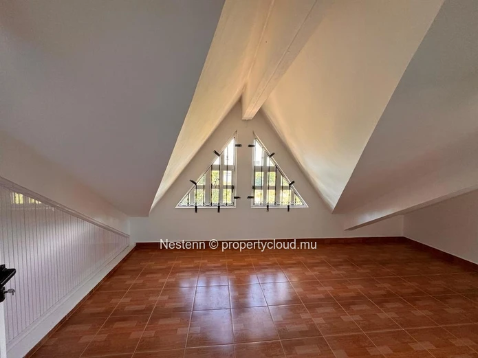 Villa contemporaine en duplex de 4 chambres dans un quartier calme.