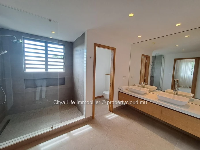 Villa IRS à vendre à Beau Champ, 492m² habitables sur 2.252m² de terrain, 4 chambres, piscine privée, proche des comm...
