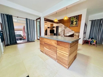 6 Bedroom House