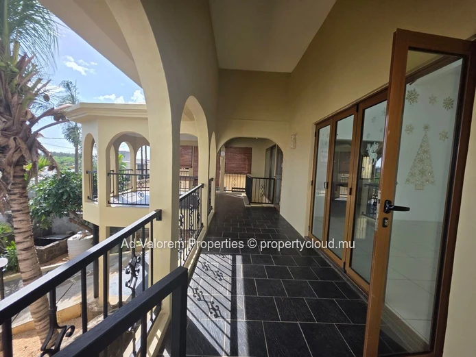 For Sale – Stunning 370 m² Home with Sea View
