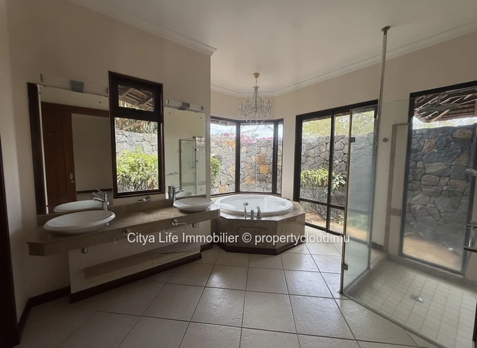Exceptional IRS Villa with Mountain Views – Tamarin