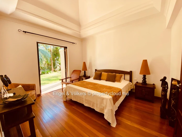 5 Bedrooms Villa on a golf Course