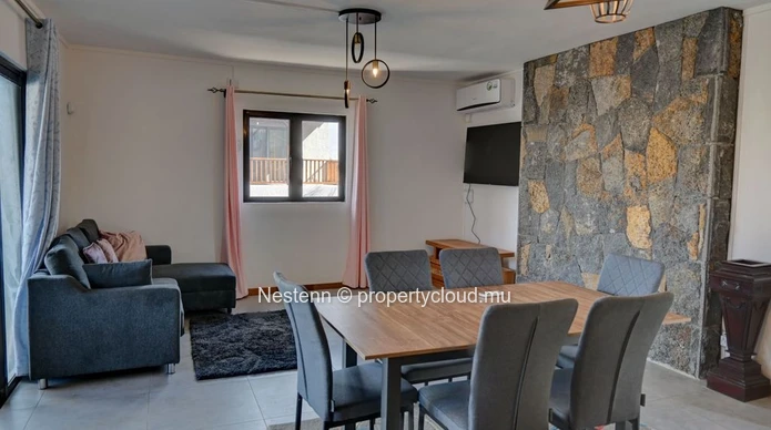 Charming 3-bedroom en-suite townhouse with swimming pool 