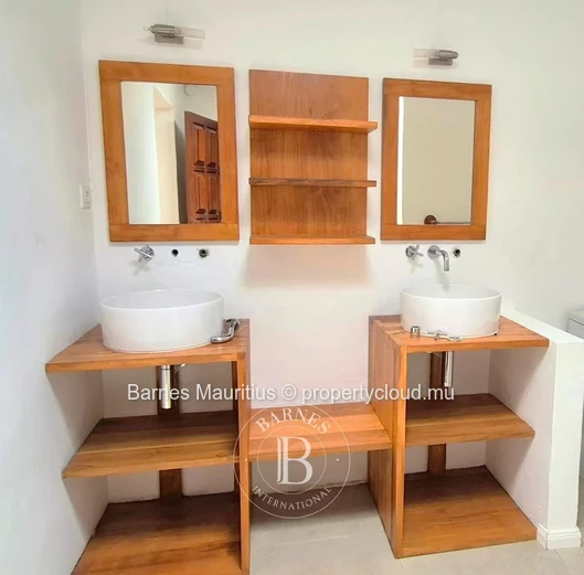 POINTE AUX CANONNIERS – Élégante villa côtière avec piscine et jardin – 4 chambres