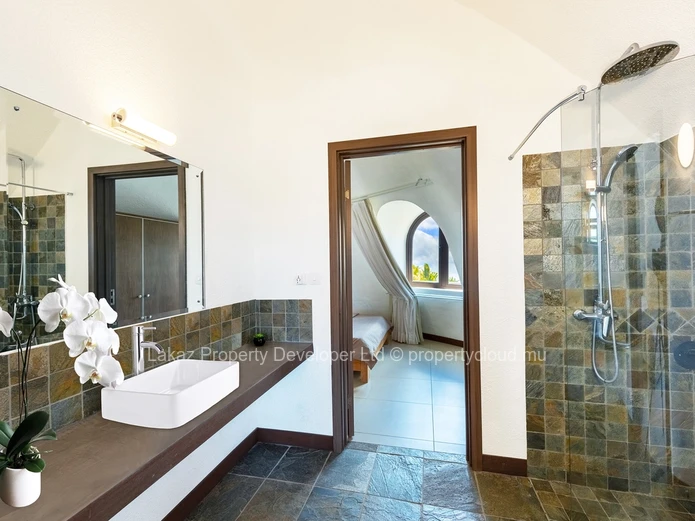 Villa for sale with Pool in Albion - Accessible to Foreigners 