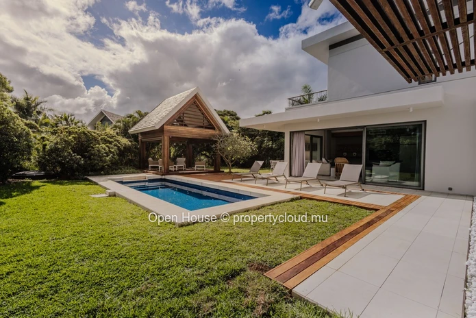 VILLA IRS à vendre à Mont Choisy, 485m² habitables, terrain de 750m², 4 chambres, piscine privée, Golf, services LP i...