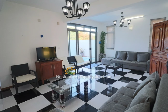Superbe villa en duplex avec piscine et grand jardin arboré