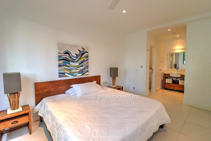 Spacieux et lumineux appartement de 300m2 avec jardin et piscine en bord de rivière