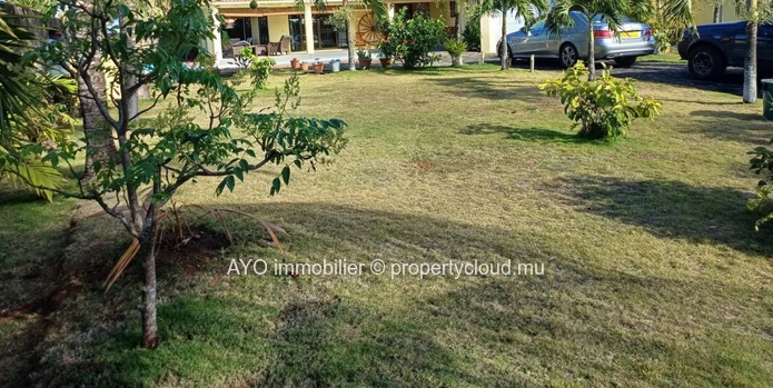 Beautiful 4 bedroom villa with pool and huge garden in Calodyne