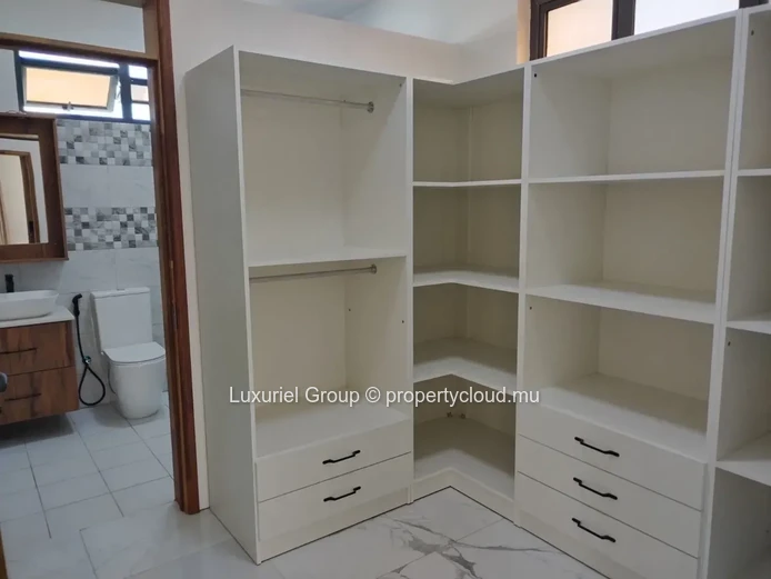 Stunning New Family Villa Double Garage  With Pool For Rent