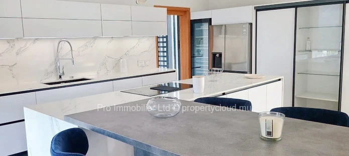 Magnifique et exclusive villa neuve à vendre dans le réputé Anahita Golf Resort, Beau Champ.