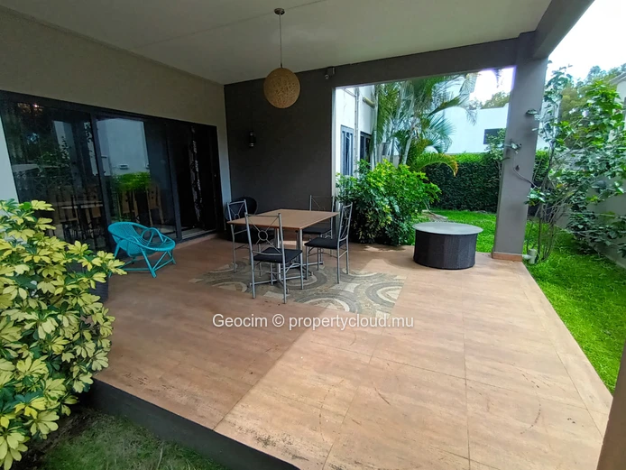 Ebène maison meublée de 4 càc 3 sdb bureau sur 134 toises terrain clos. Disponible. (Mandat exclusif)