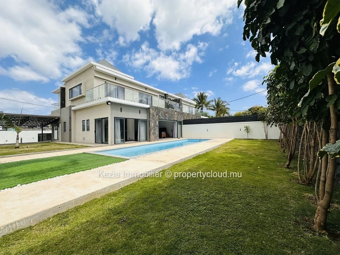 Contemporary Villa With Large Pool