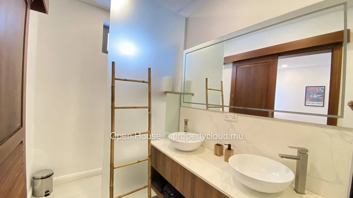 A VENDRE Appartement meublé - 3 chambres en suite - Piscine commune -  salle de gym - parking  en sous-sol privé . Id...