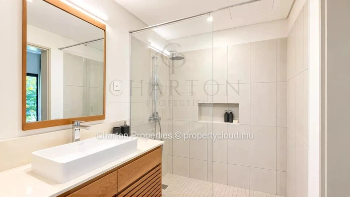 3-bedroom ground-floor apartment in the heart of Rivière Noire's nautical universe