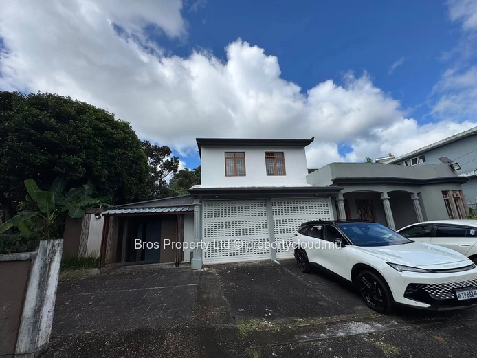 Rs 75,000/Month | Spacious Commercial Office for Rent in Curepipe