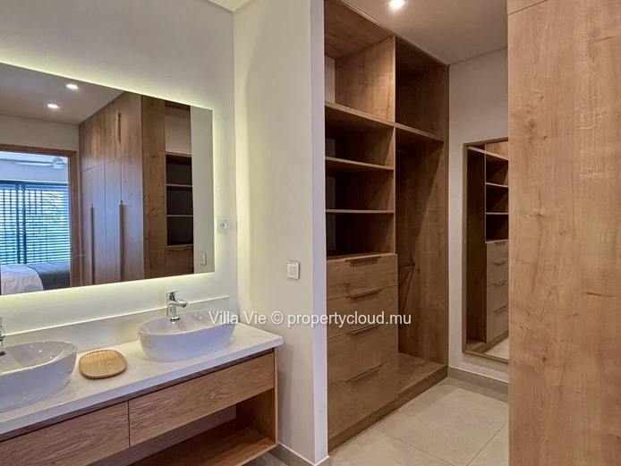 Belle Vue - Beautiful 4-bedroom apartment with stunning views (Sole Mandate)