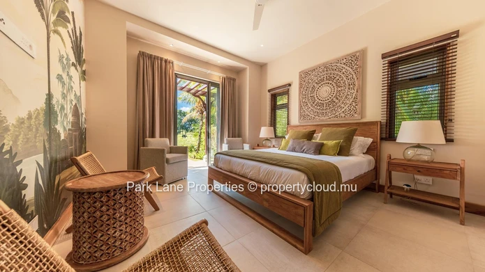 Exquise Villa Tropicale Nichée dans un Domaine de Golf Prestigieux