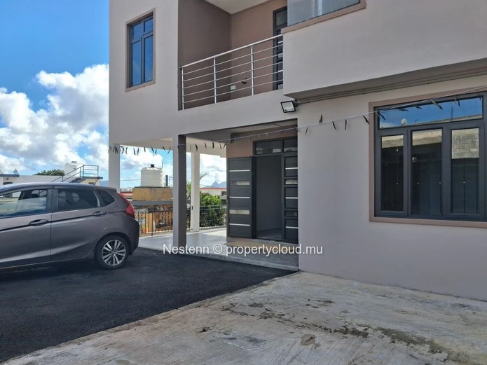 Maison neuve dans un quartier tranquille 