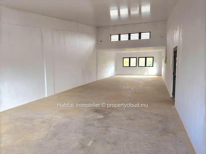 Bureau non meublé de 115m2 situé dans un Business Park récemment construit à Calebasses