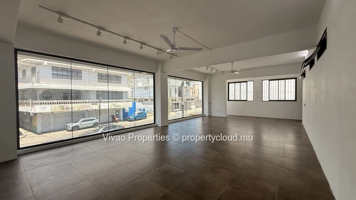 Exclusivité sur route principale au cœur de Port-Louis - Local commercial de 275 m² à louer au premier étage (Mandat exclusif)