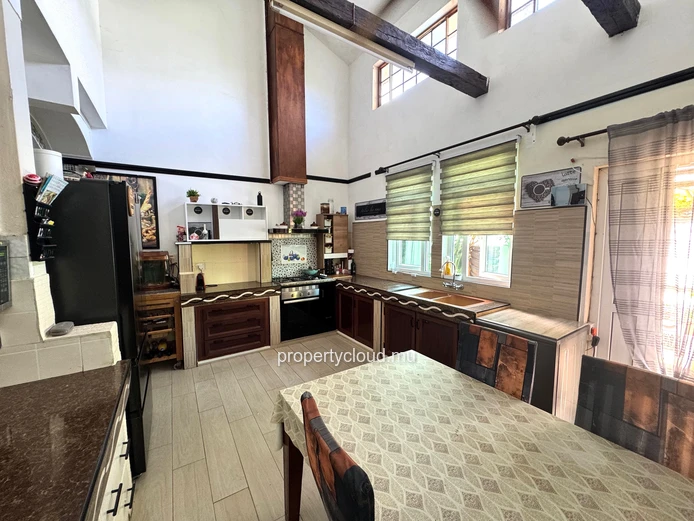  Albion – For sale, 4-bedroom family villa near the beach