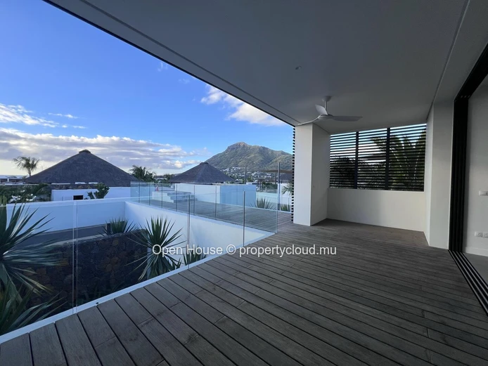 Townhouse PDS à vendre à Rivière Noire, Tamarin, 250m², terrain 500m², 4 chambres, piscine privée, vue mer, Rs 50M.