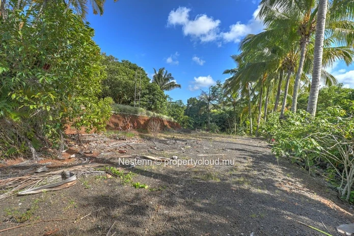Spacious 275 m² house on a land of 13,802.67 m² in Chemin Grenier with sea and mountain views.