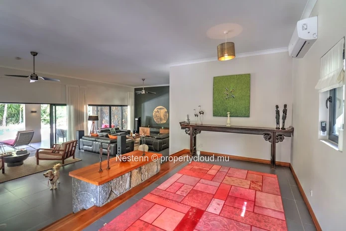 Superbe propriété de plain pied de 4 chambres située dans un écrin de verdure