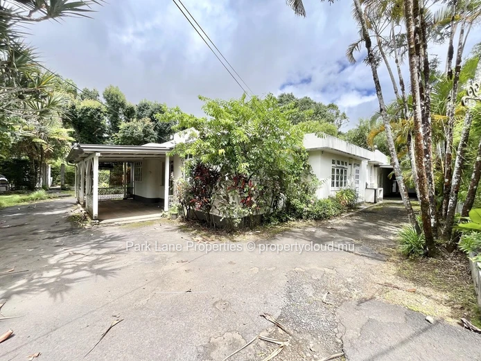 Two independent houses with commercial potential – Perfect for a large family or office space in Curepipe