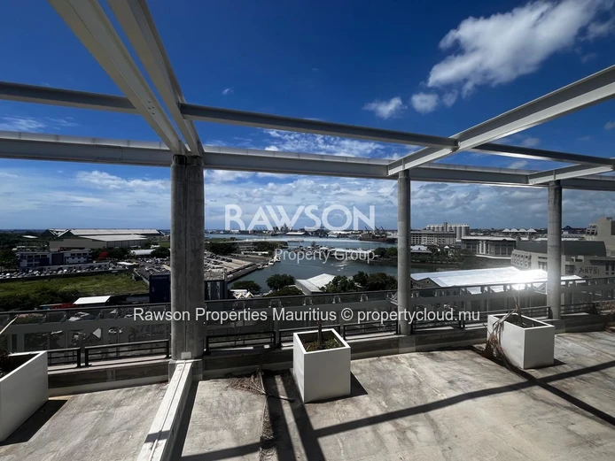 À VENDRE – Espace commercial de premier choix à Port-Louis avec vue sur le port